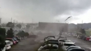 O tornadă a făcut prăpăd în Japonia. Elevii unei şcoli, nevoiţi să iasă pe ferestre afară