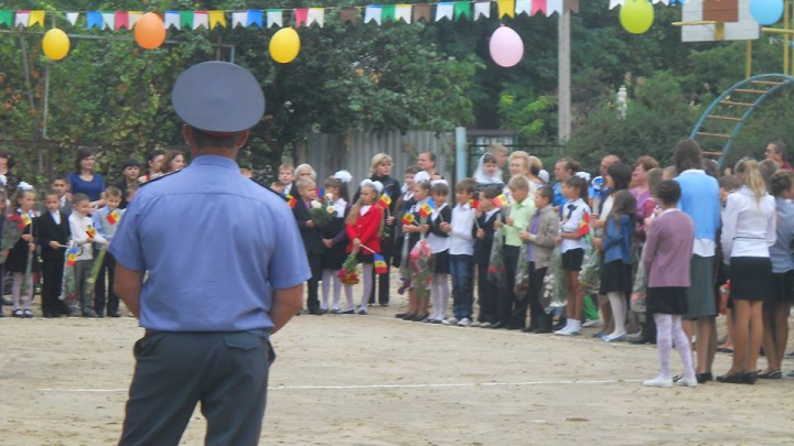 Luptă pentru a învăţa în limba română. Elevii şi profesorii din unele şcoli de peste Nistru, în stare de asediu şi presiune zi de zi