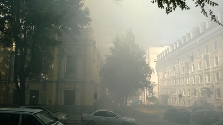 Sediul unei televiziuni din capitală, ÎN FLĂCĂRI. Centrul Chişinăului e plin de fum FOTO