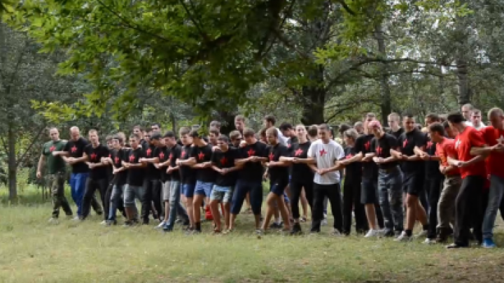 Comuniştii se pregătesc de lupte de stradă. Sute de activişti ai PCRM sunt instruiţi,  într-o pădure, cum să organizeze revoluţii FOTO