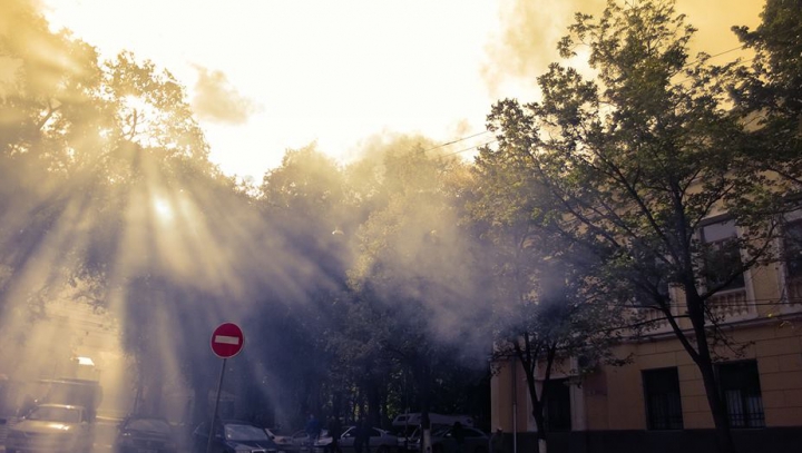 Sediul unei televiziuni din capitală, ÎN FLĂCĂRI. Centrul Chişinăului e plin de fum FOTO