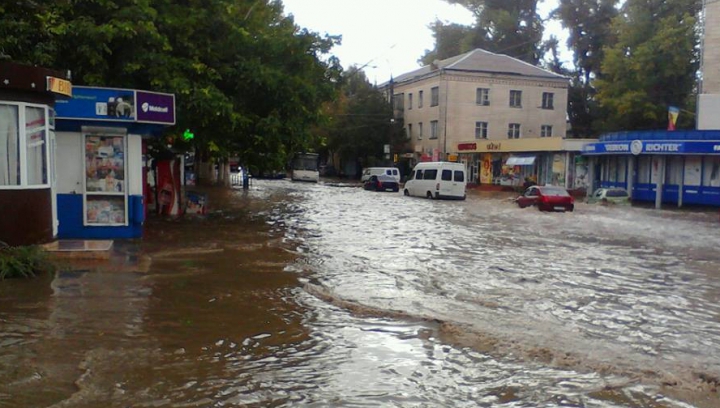 Sisteme de canalizare în Chişinău?! Maşini şi microbuze "înecate" pe străzi, după ploaia de azi (FOTO, VIDEO)