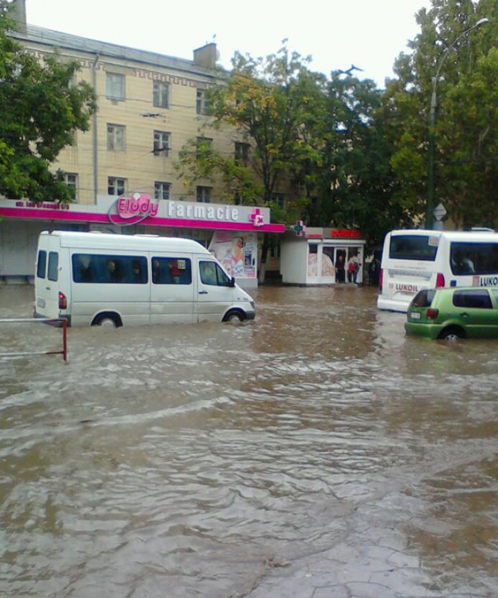 Sisteme de canalizare în Chişinău?! Maşini şi microbuze "înecate" pe străzi, după ploaia de azi (FOTO, VIDEO)