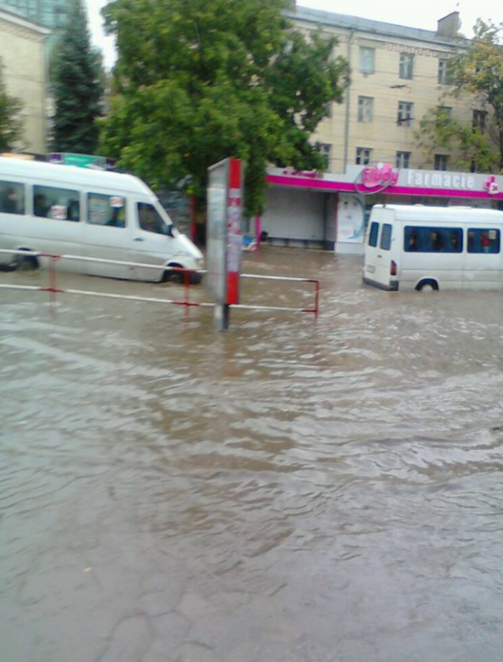 Sisteme de canalizare în Chişinău?! Maşini şi microbuze "înecate" pe străzi, după ploaia de azi (FOTO, VIDEO)