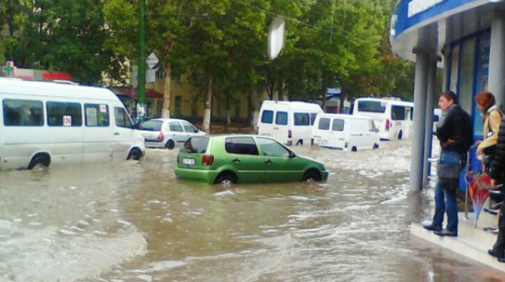 Sisteme de canalizare în Chişinău?! Maşini şi microbuze "înecate" pe străzi, după ploaia de azi (FOTO, VIDEO)