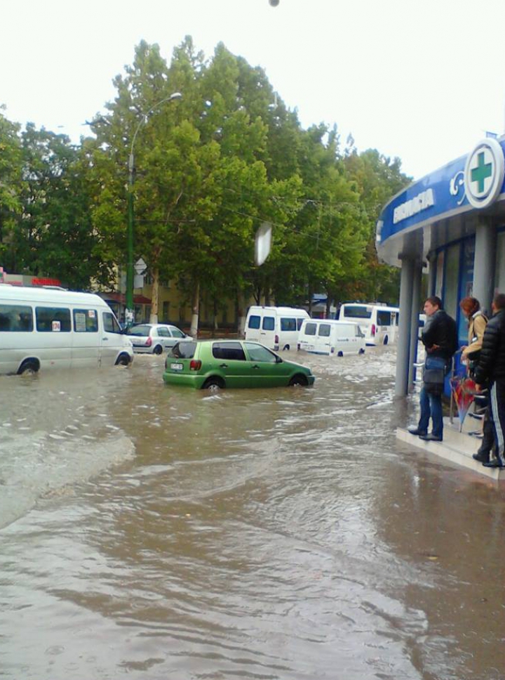 Sisteme de canalizare în Chişinău?! Maşini şi microbuze "înecate" pe străzi, după ploaia de azi (FOTO, VIDEO)