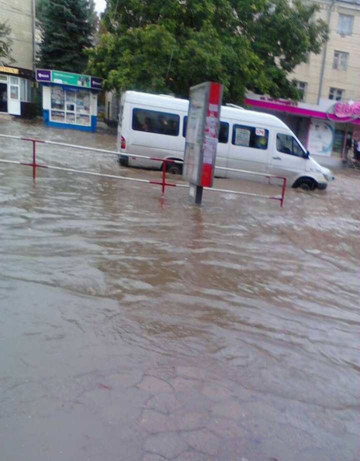 Sisteme de canalizare în Chişinău?! Maşini şi microbuze "înecate" pe străzi, după ploaia de azi (FOTO, VIDEO)