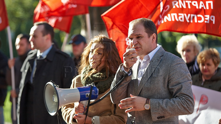 Socialiştii au protestat, din nou, cerând demisia lui Chirtoacă. "Opriţi privatizarea, vrem referendum!"