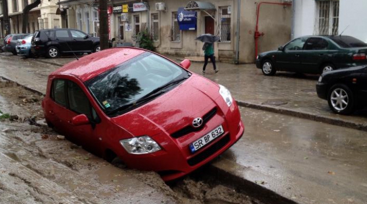 Şantierele de pe străzile Chişinăului aduc prejudicii locuitorilor. O maşină a CĂZUT într-un şanţ de pe strada Sciusev (FOTO)