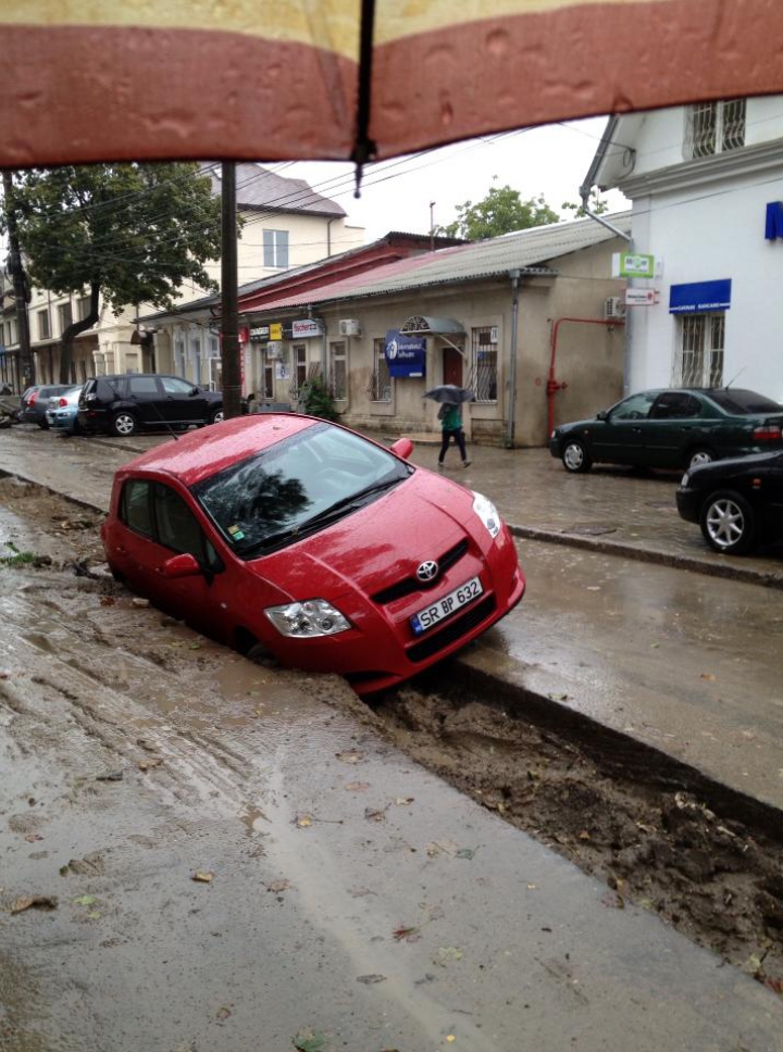 Şantierele de pe străzile Chişinăului aduc prejudicii locuitorilor. O maşină a CĂZUT într-un şanţ de pe strada Sciusev (FOTO)