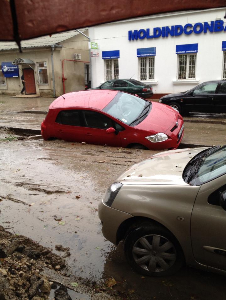 Şantierele de pe străzile Chişinăului aduc prejudicii locuitorilor. O maşină a CĂZUT într-un şanţ de pe strada Sciusev (FOTO)