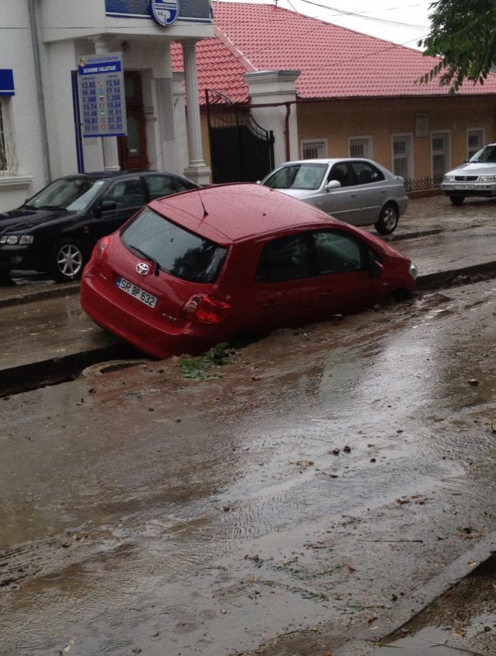 Şantierele de pe străzile Chişinăului aduc prejudicii locuitorilor. O maşină a CĂZUT într-un şanţ de pe strada Sciusev (FOTO)