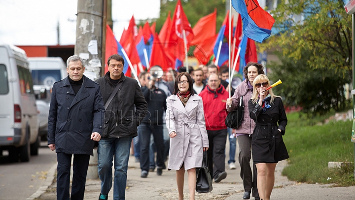 Comuniştii au mers azi la "revoluţie" cu troleibuzul şi, din nou, fără Voronin / VIDEO. FOTO