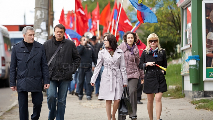 Comuniştii au mers azi la "revoluţie" cu troleibuzul şi, din nou, fără Voronin / VIDEO. FOTO