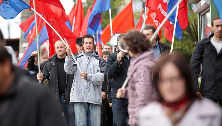 Comuniştii au mers azi la "revoluţie" cu troleibuzul şi, din nou, fără Voronin / VIDEO. FOTO