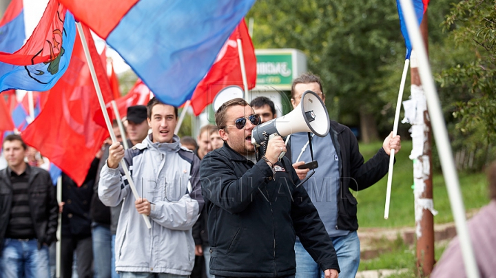 Comuniştii au mers azi la "revoluţie" cu troleibuzul şi, din nou, fără Voronin / VIDEO. FOTO