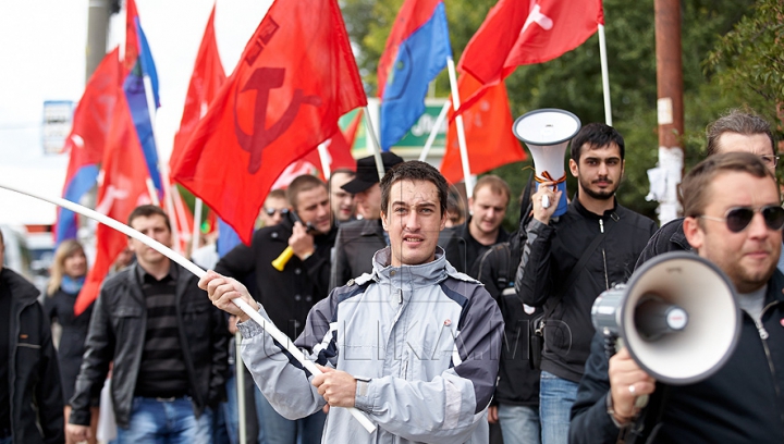 Comuniştii au mers azi la "revoluţie" cu troleibuzul şi, din nou, fără Voronin / VIDEO. FOTO