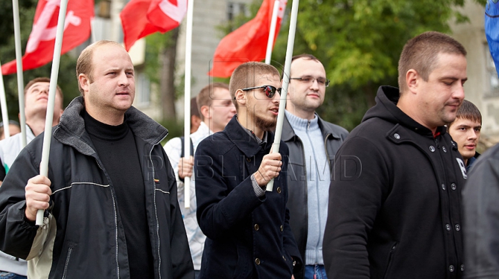 Comuniştii au mers azi la "revoluţie" cu troleibuzul şi, din nou, fără Voronin / VIDEO. FOTO