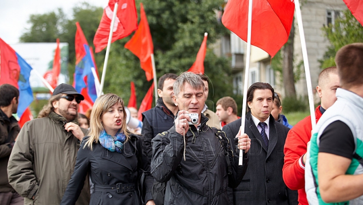 Comuniştii au mers azi la "revoluţie" cu troleibuzul şi, din nou, fără Voronin / VIDEO. FOTO