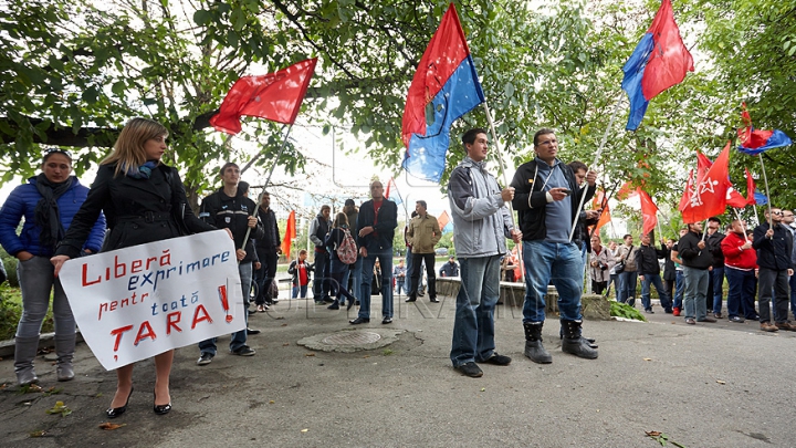 Comuniştii au mers azi la "revoluţie" cu troleibuzul şi, din nou, fără Voronin / VIDEO. FOTO