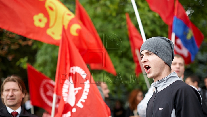 Comuniştii au mers azi la "revoluţie" cu troleibuzul şi, din nou, fără Voronin / VIDEO. FOTO