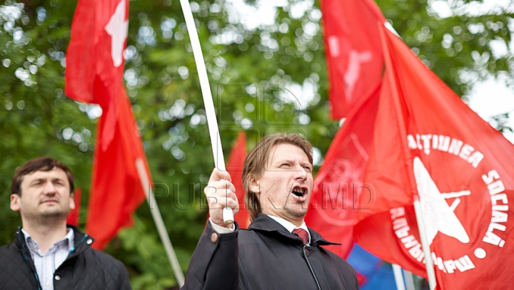 Comuniştii au mers azi la "revoluţie" cu troleibuzul şi, din nou, fără Voronin / VIDEO. FOTO