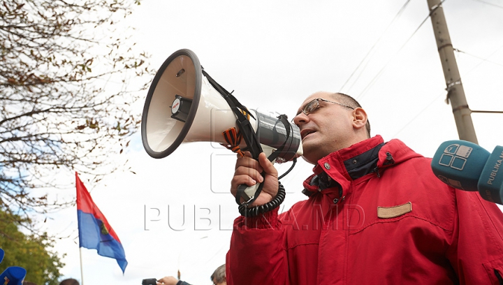 Comuniştii au mers azi la "revoluţie" cu troleibuzul şi, din nou, fără Voronin / VIDEO. FOTO