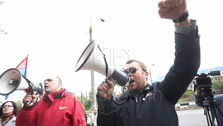 Comuniştii au mers azi la "revoluţie" cu troleibuzul şi, din nou, fără Voronin / VIDEO. FOTO