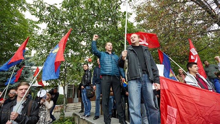 Comuniştii au mers azi la "revoluţie" cu troleibuzul şi, din nou, fără Voronin / VIDEO. FOTO