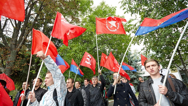 Comuniştii au mers azi la "revoluţie" cu troleibuzul şi, din nou, fără Voronin / VIDEO. FOTO