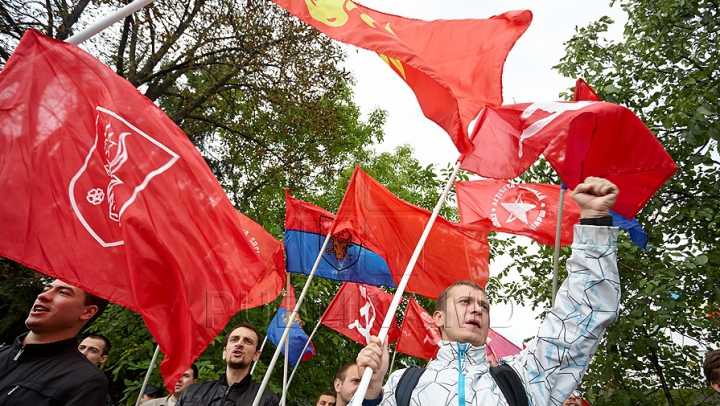 Comuniştii au mers azi la "revoluţie" cu troleibuzul şi, din nou, fără Voronin / VIDEO. FOTO