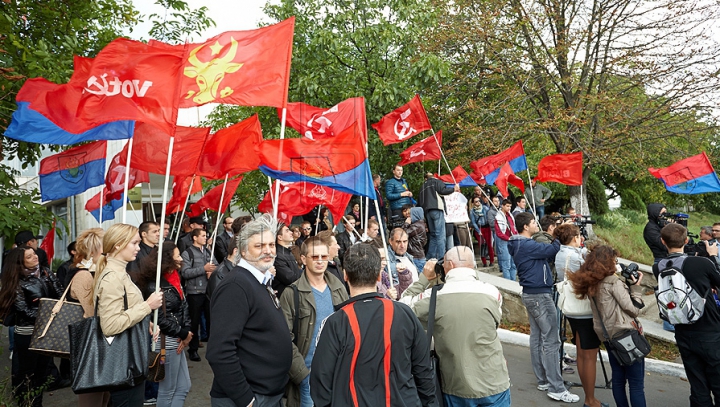 Comuniştii au mers azi la "revoluţie" cu troleibuzul şi, din nou, fără Voronin / VIDEO. FOTO