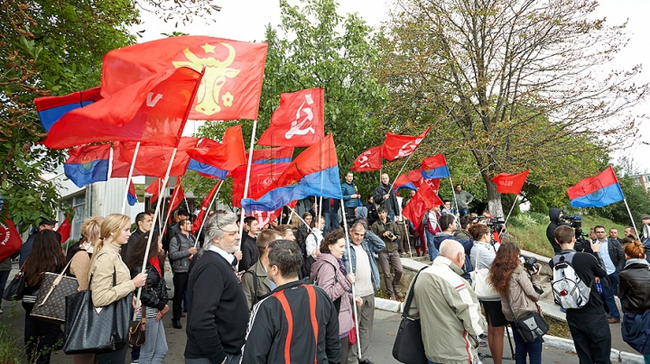 Comuniştii au mers azi la "revoluţie" cu troleibuzul şi, din nou, fără Voronin / VIDEO. FOTO