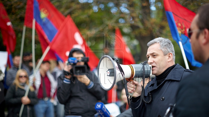 Comuniştii au mers azi la "revoluţie" cu troleibuzul şi, din nou, fără Voronin / VIDEO. FOTO