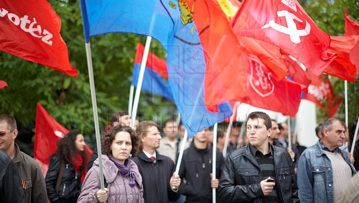 Comuniştii au mers azi la "revoluţie" cu troleibuzul şi, din nou, fără Voronin / VIDEO. FOTO