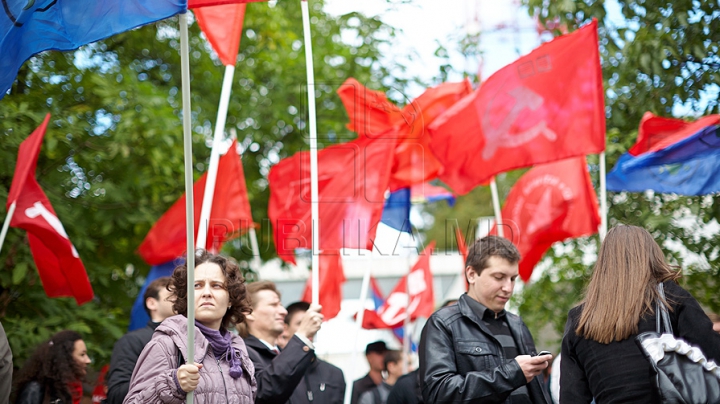 Comuniştii au mers azi la "revoluţie" cu troleibuzul şi, din nou, fără Voronin / VIDEO. FOTO