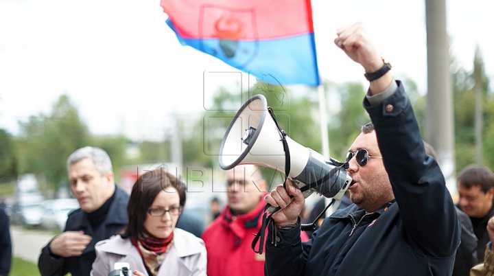 Comuniştii au mers azi la "revoluţie" cu troleibuzul şi, din nou, fără Voronin / VIDEO. FOTO