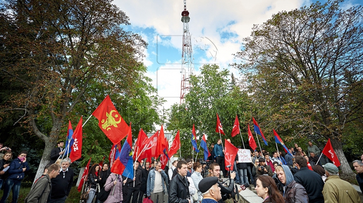 Comuniştii au mers azi la "revoluţie" cu troleibuzul şi, din nou, fără Voronin / VIDEO. FOTO