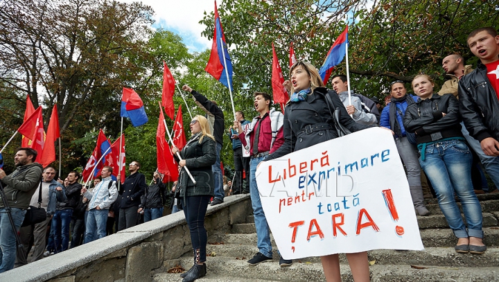 Comuniştii au mers azi la "revoluţie" cu troleibuzul şi, din nou, fără Voronin / VIDEO. FOTO