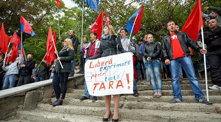 Comuniştii au mers azi la "revoluţie" cu troleibuzul şi, din nou, fără Voronin / VIDEO. FOTO