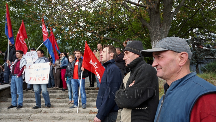 Comuniştii au mers azi la "revoluţie" cu troleibuzul şi, din nou, fără Voronin / VIDEO. FOTO