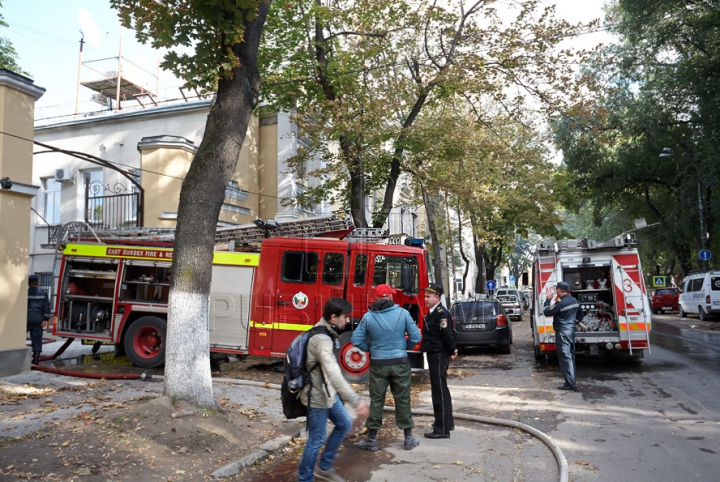 Sediul unei televiziuni din capitală, ÎN FLĂCĂRI. Centrul Chişinăului e plin de fum FOTO