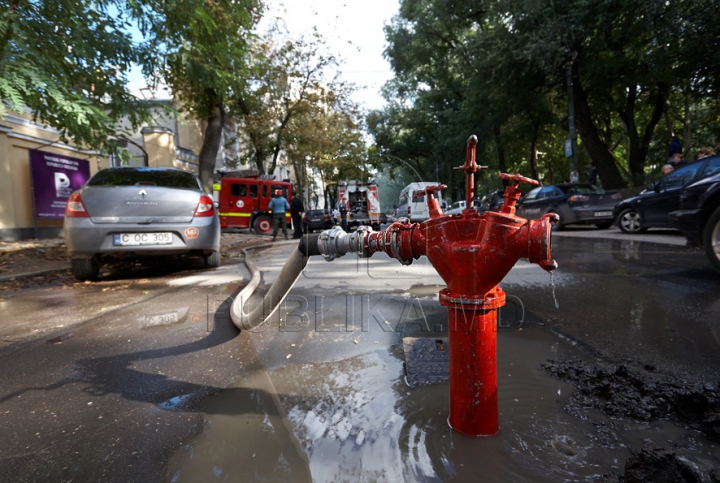 Sediul unei televiziuni din capitală, ÎN FLĂCĂRI. Centrul Chişinăului e plin de fum FOTO