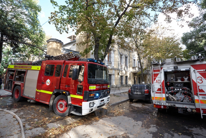 Sediul unei televiziuni din capitală, ÎN FLĂCĂRI. Centrul Chişinăului e plin de fum FOTO