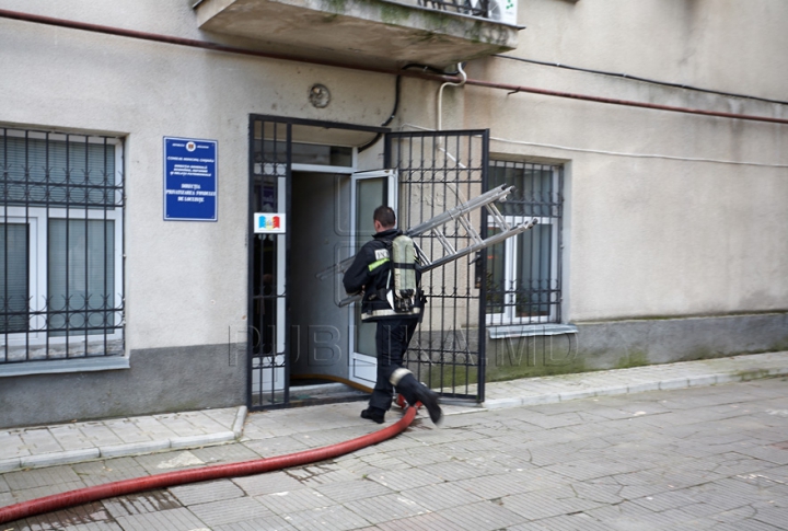 Sediul unei televiziuni din capitală, ÎN FLĂCĂRI. Centrul Chişinăului e plin de fum FOTO