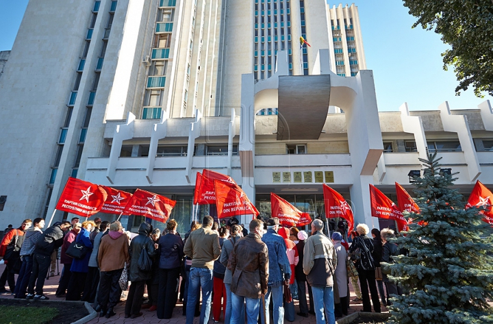 PSRM a făcut front comun cu PCRM şi au protestat la Ministerul Agriculturii. Ioniţă: Circul se află pe altă stradă (FOTO/VIDEO)