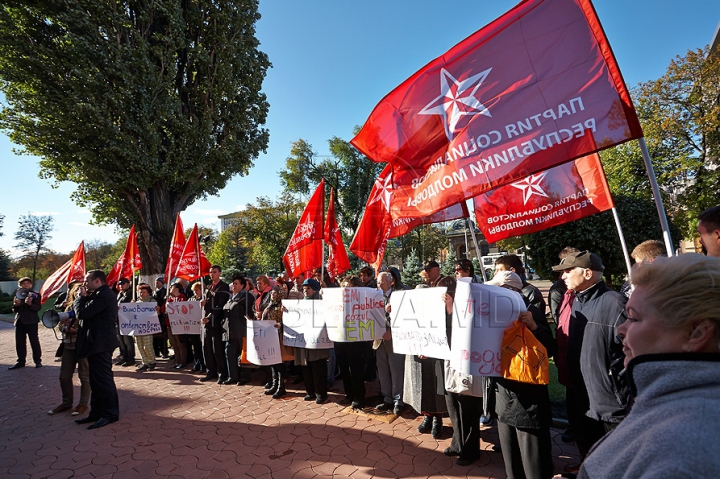 PSRM a făcut front comun cu PCRM şi au protestat la Ministerul Agriculturii. Ioniţă: Circul se află pe altă stradă (FOTO/VIDEO)