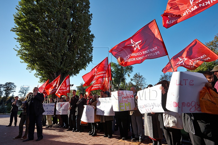 PSRM a făcut front comun cu PCRM şi au protestat la Ministerul Agriculturii. Ioniţă: Circul se află pe altă stradă (FOTO/VIDEO)