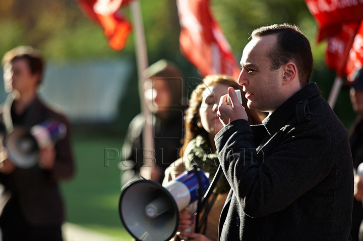 PSRM a făcut front comun cu PCRM şi au protestat la Ministerul Agriculturii. Ioniţă: Circul se află pe altă stradă (FOTO/VIDEO)