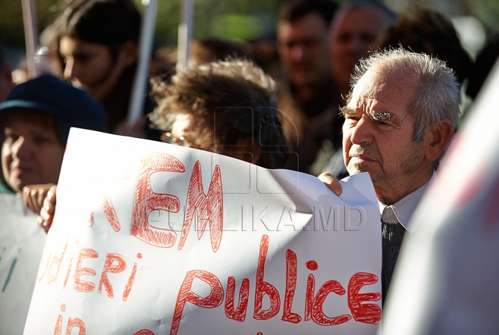 PSRM a făcut front comun cu PCRM şi au protestat la Ministerul Agriculturii. Ioniţă: Circul se află pe altă stradă (FOTO/VIDEO)